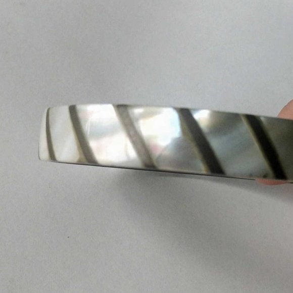 Vintage Mother of Pearl Bangle Bracelet - Picture 5 of 5